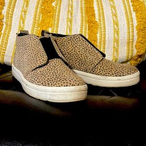 I have several pair and just cleaning out my shoe closet after the holidays